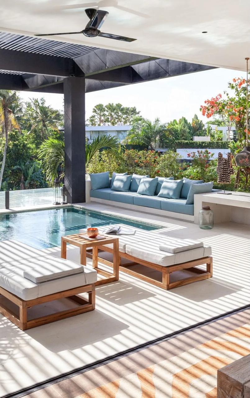 Villa Zeno Arete poolside lounge